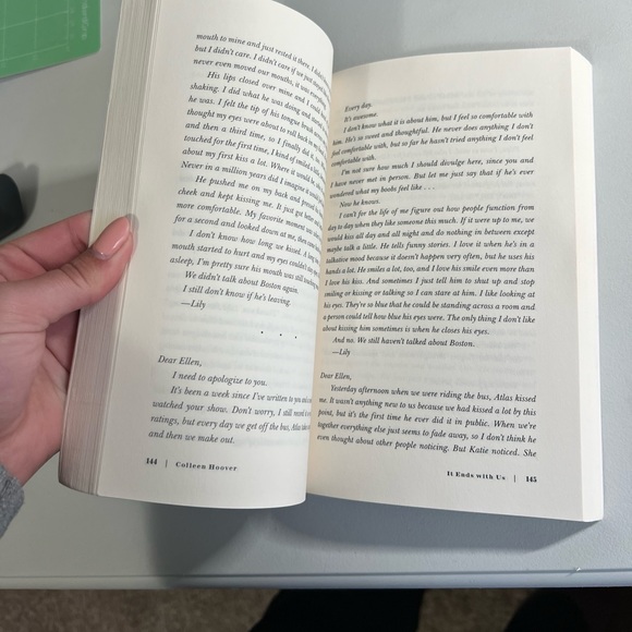 Colleen Hoover book - Picture 3 of 3